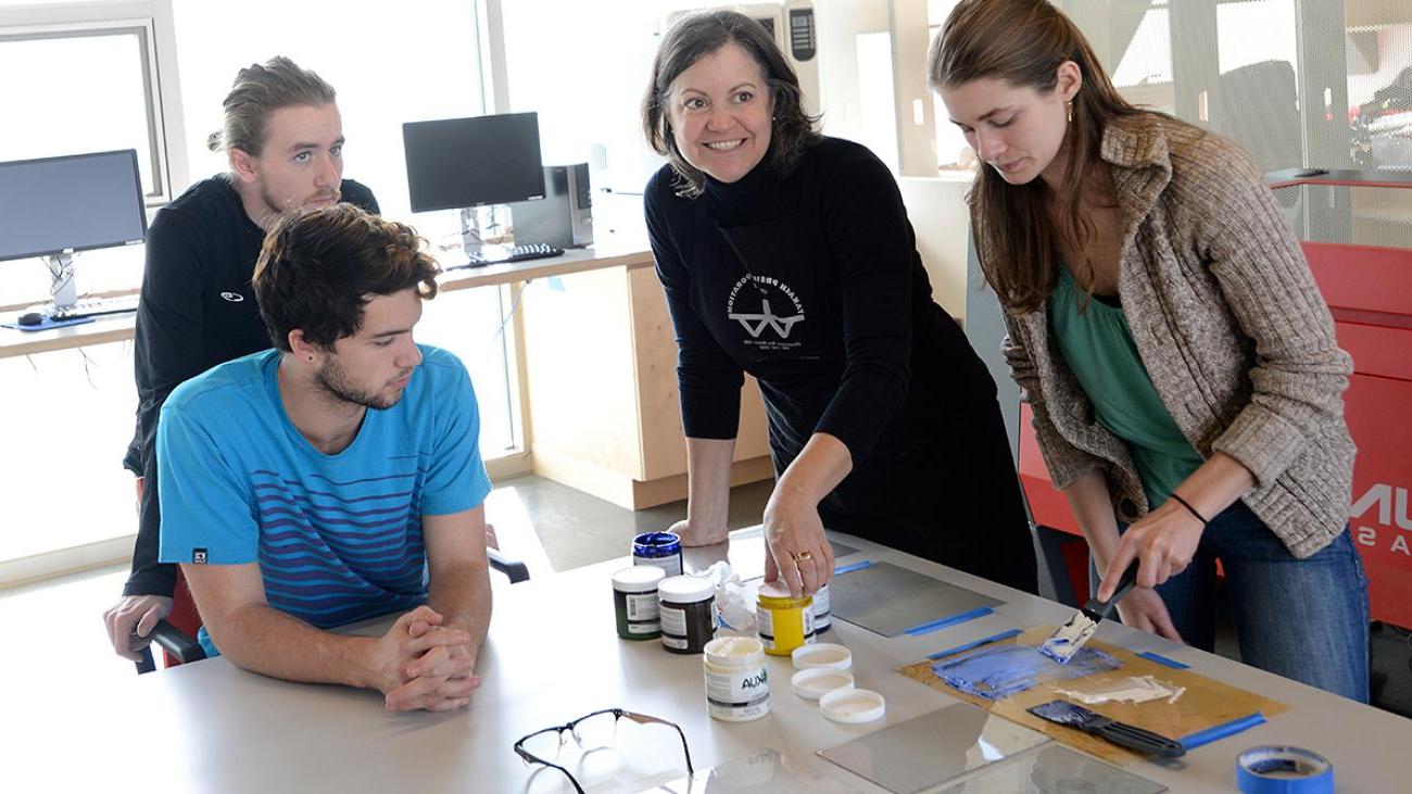 Prof. Mercedes Teixido teaching a printing class at Pomona College